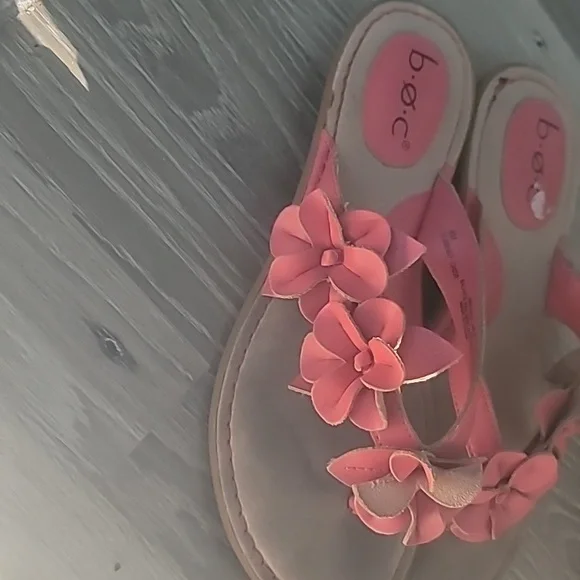 b.o.c. Women's Sandals 8M Red Pink Floral Flip Flop Flower Vegan Leather Shoes - Picture 2 of 9